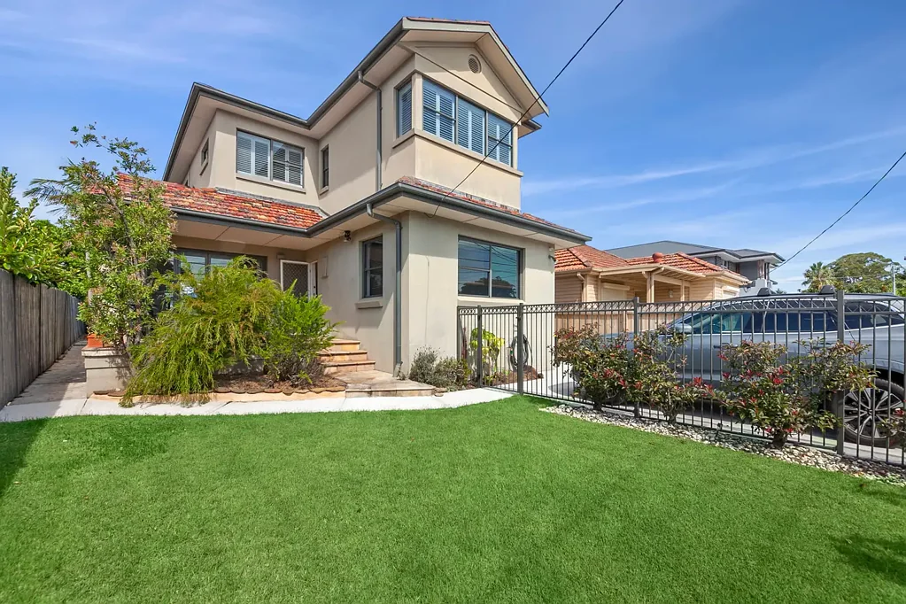 " Spacious Family Home "