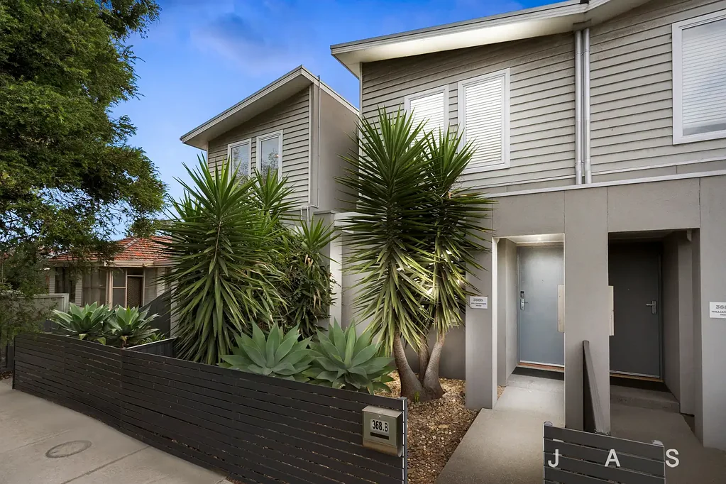 Yarraville 3房 精心设计三卧 2.5卫联排 Yarraville优越地段 步行至村 车库带阁楼 户外低维护 现代风格石材台面 Expressions Of Interest Closing Saturday 4th July at 3.00pm