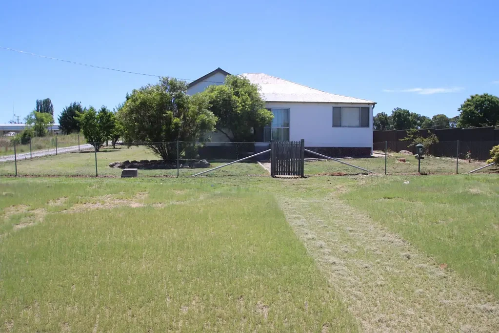 8 Erindee Avenue, Tenterfield, NSW 2372