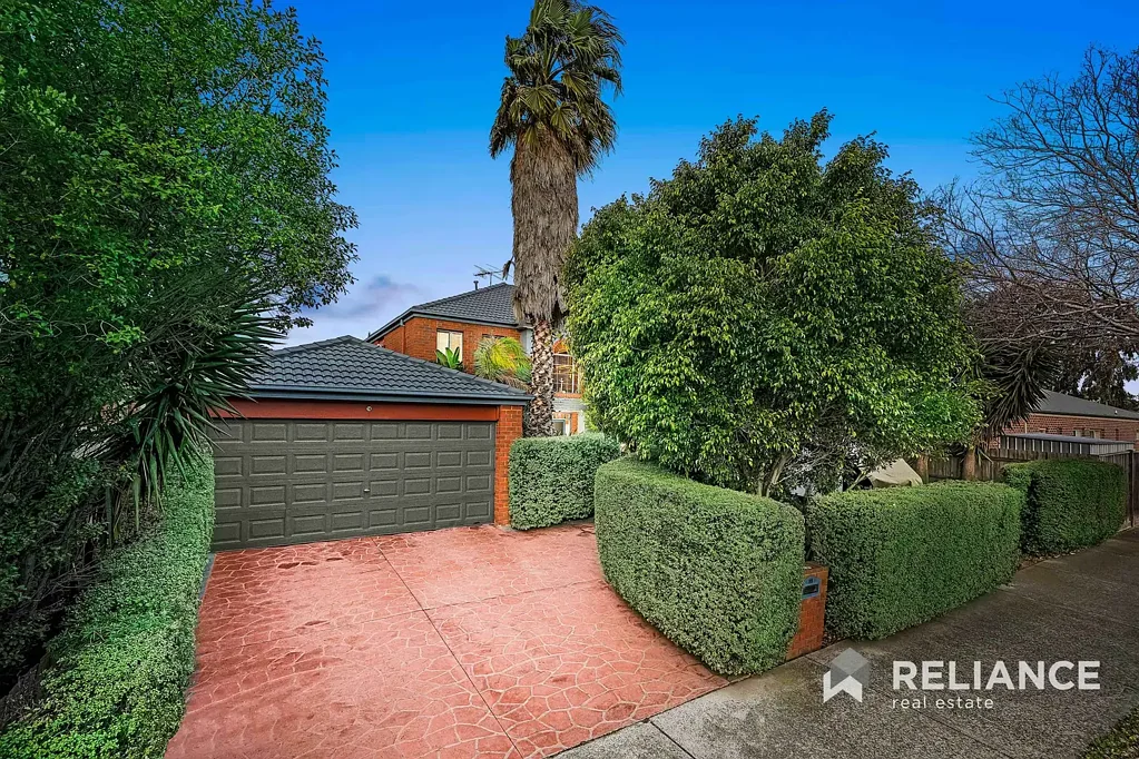 Point Cook 4chambre Double-Storey Delight with Multiple Living Areas and Expansive Backyard
