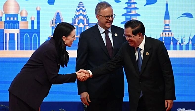 柬埔寨总理确诊新冠，两天前曾与Jacinda Ardern握手会谈