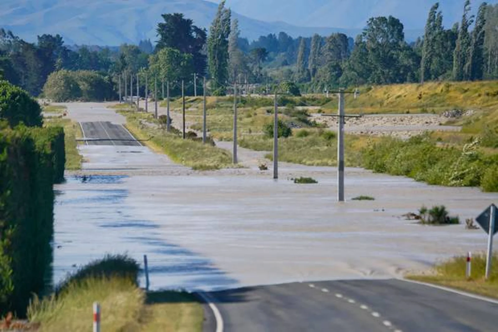 南岛洪水肆虐，水位急升！道路关闭，当地居民紧急撤离！