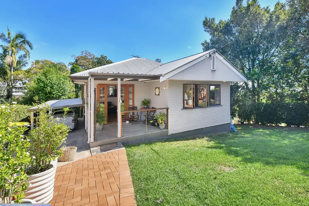 Mount Gravatt East 3બેડરૂમ Low-Set Queenslander Basking in Pretty Suburban Views in a Prime Location