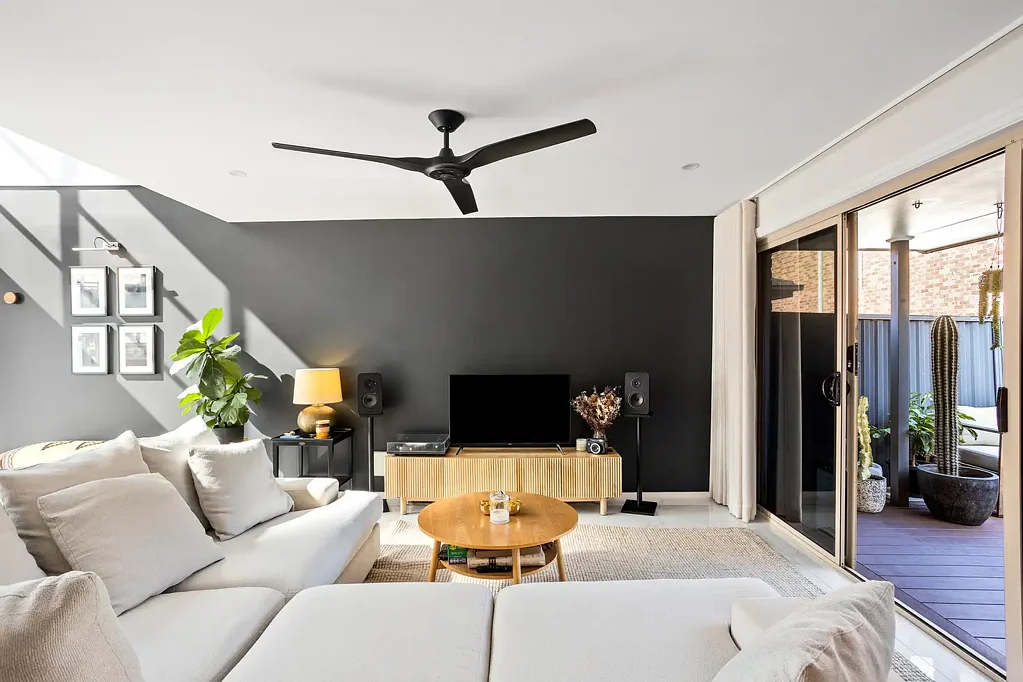 East Corrimal 3房 顶级联排别墅  超大空间  现代升级  石材厨房  东向阳台  近学校车站  滨水生活 Oversized beachside townhome close to all conveniences