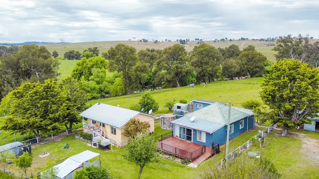 Walcha 5ਬੈੱਡਰੂਮ TWO HOMES WITH  MCDONALD RIVER FRONTAGE