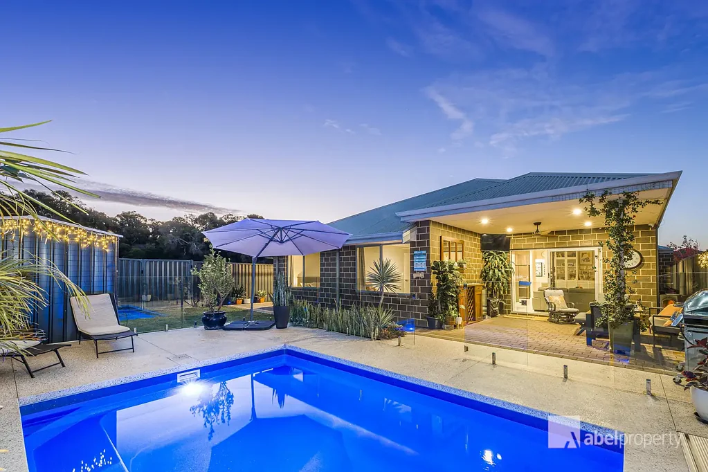 Aveley 4房  LUXURY LIVING WITH A HEATED POOL – THE COMPLETE FAMILY PACKAGE!
