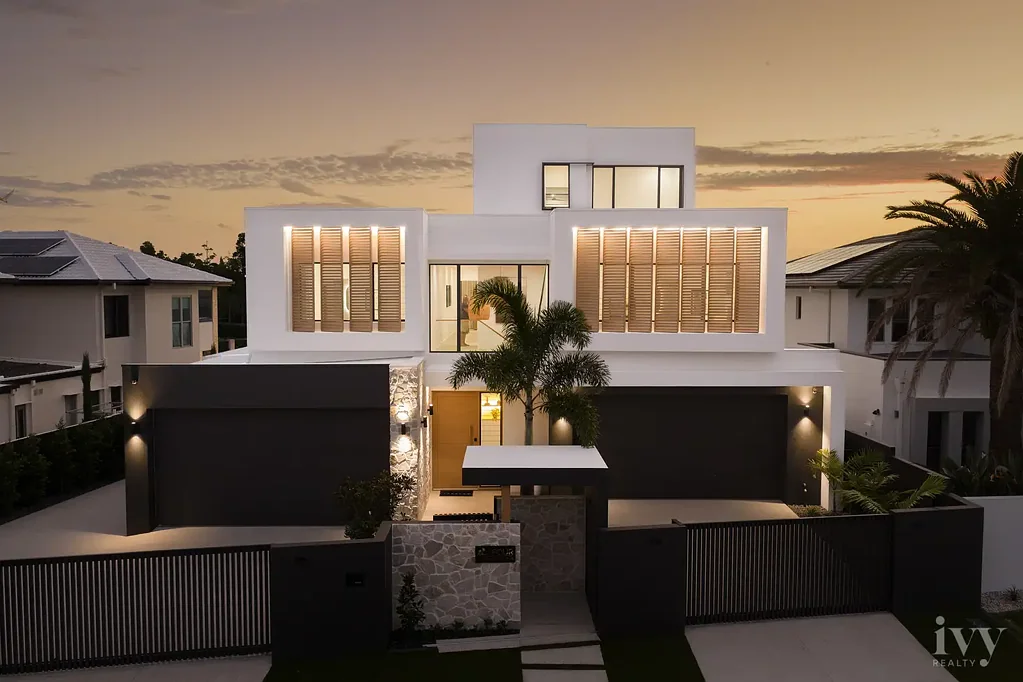 Paradise Point 5બેડરૂમ Triple-Level Modern Waterfront Marvel – Brand New, with Magnificent Views