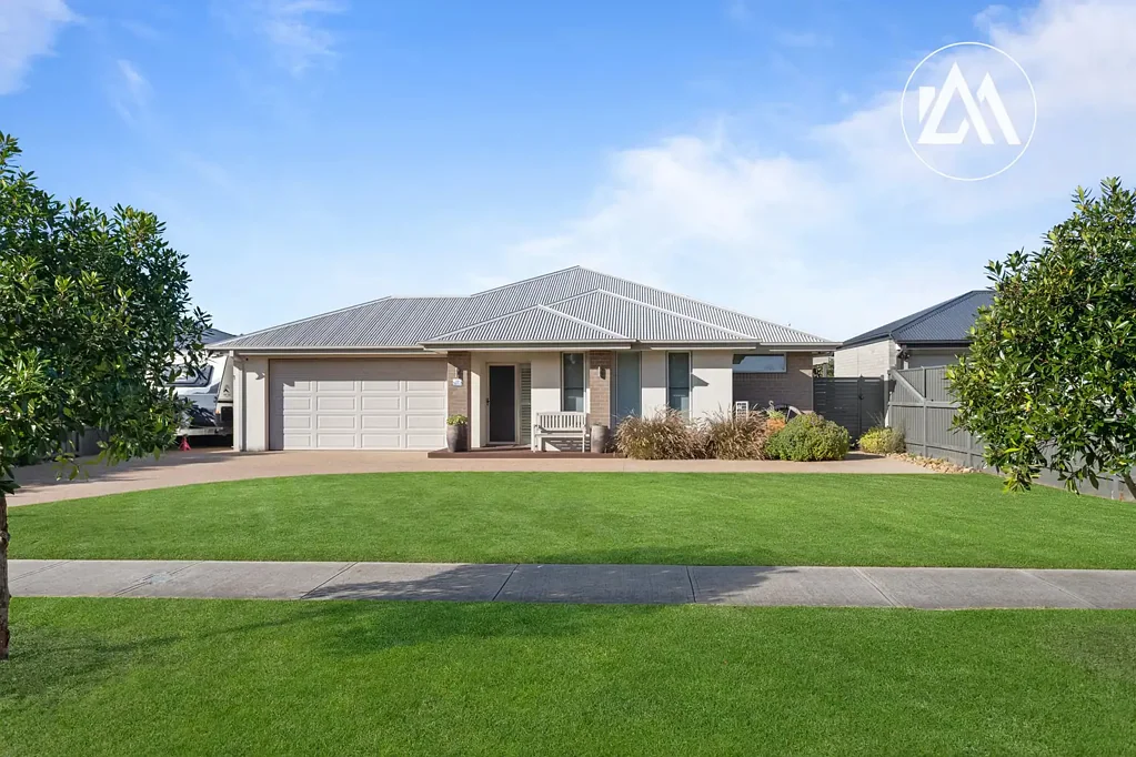 Botanic Ridge 4 Bedroom Refined Boutique Living Opposite a Tranquil Reserve