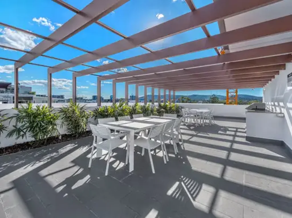 Spacious 1 Bedroom Apartment in the Heart of West End