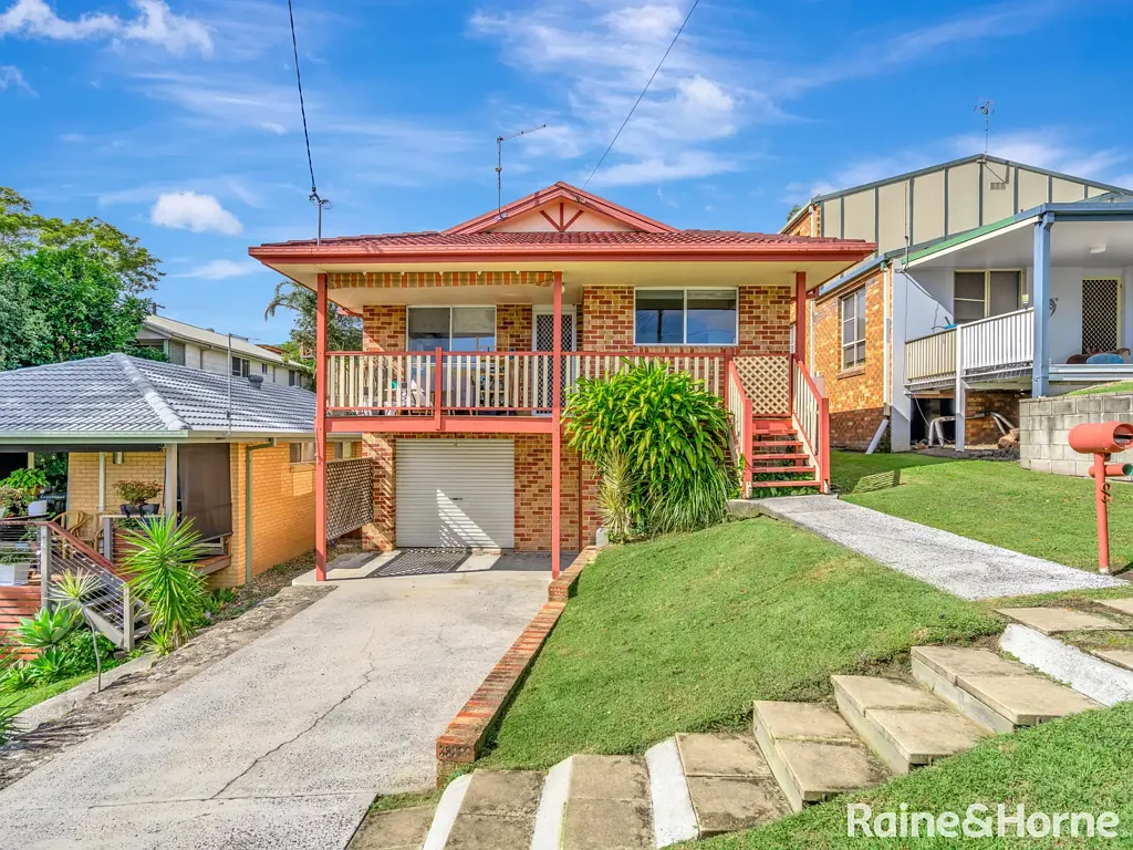 Maclean 3房  Elevated Views, Renovated Comfort & Walk-to-Town Convenience