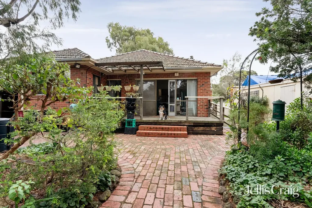 Bentleigh East 5ห้องนอน Prized north facing potential with options a plenty