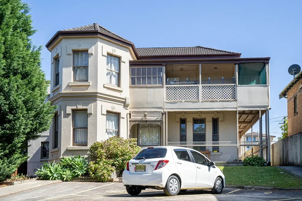 Bright Two-Bedroom Residence Moments to Summer Hill Village