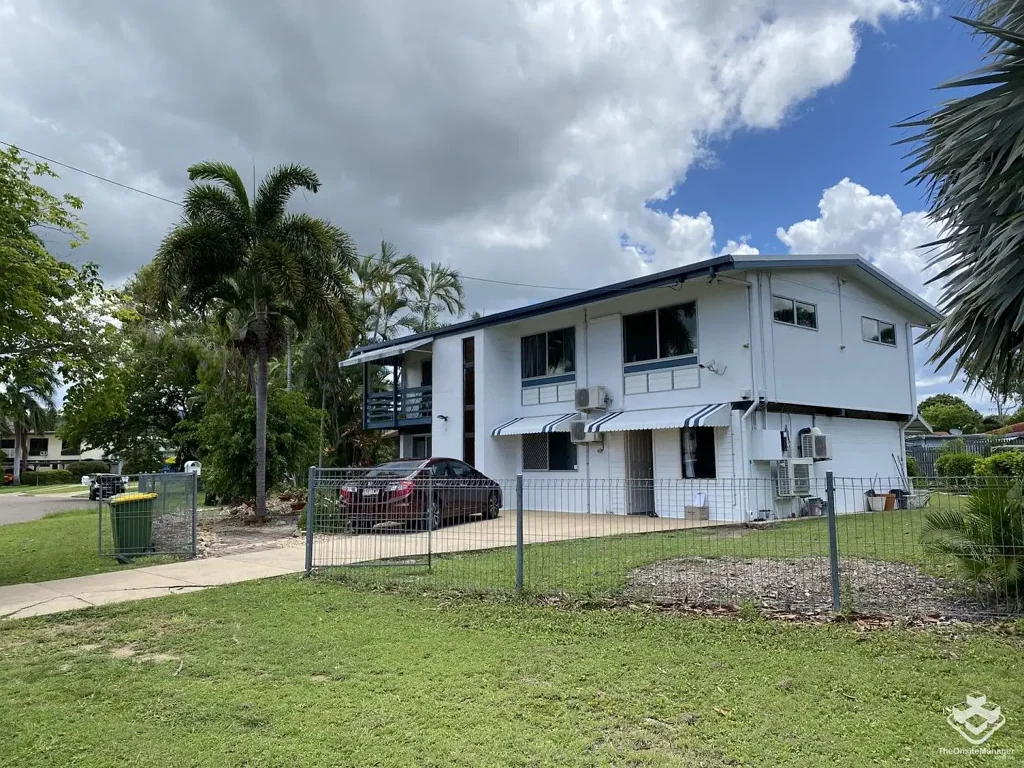 Cranbrook 3બેડરૂમ Large house with 3 bedrooms, 2 living rooms, 3 bathrooms, Cranbrook, Townsville