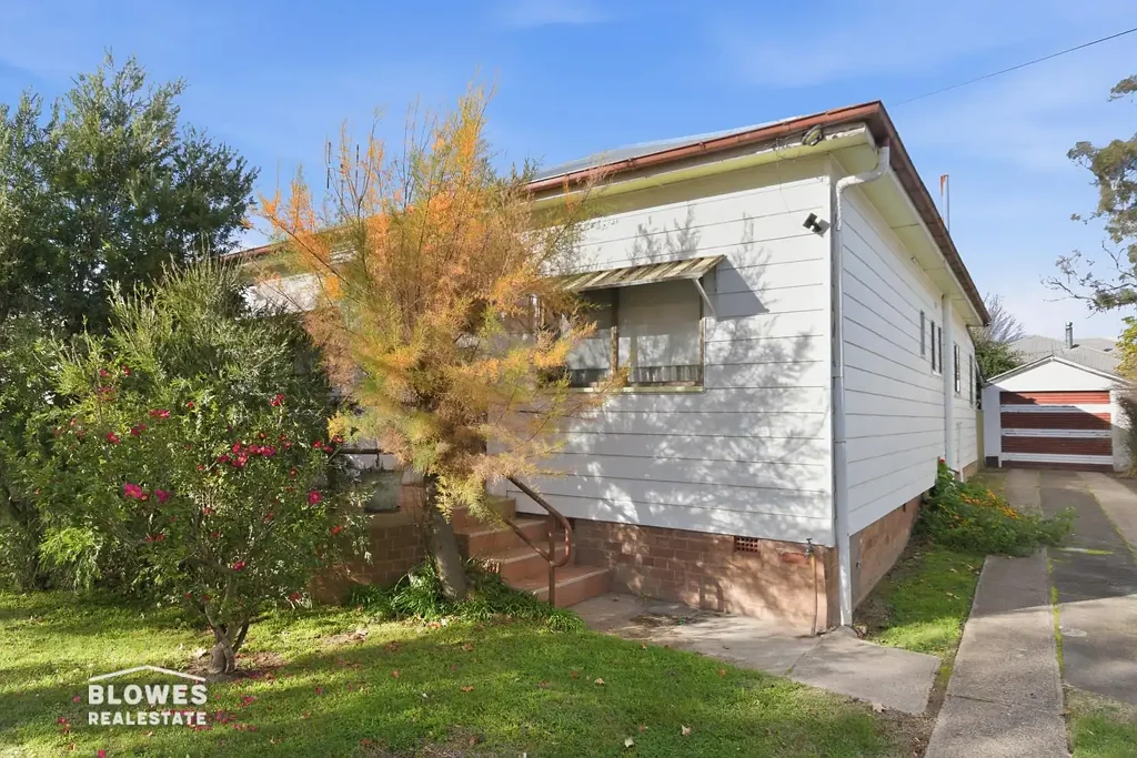 Orange 3 Slaapkamer GREAT LOCATION FOR FULL RENO OR DEMOLISH AND RE-BUILD!