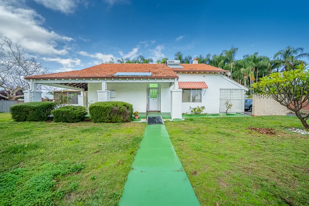 South Guildford 3બેડરૂમ Retain & Build Corner Block Subdivision Potential Charming Character Home on 868sqm