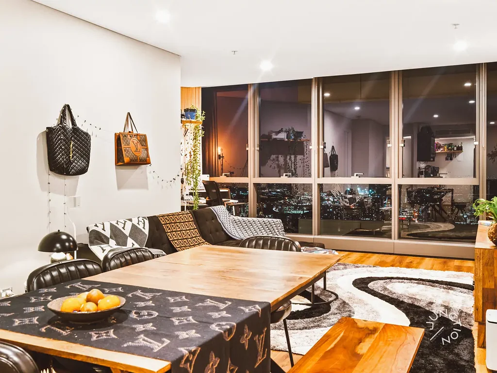 Brisbane City 2房 高空奢华 – 全新翻修的64层，拥有从海洋到山脉的壮丽景观！ SKY-HIGH LUXURY – FULLY RENOVATED LEVEL 64 WITH OCEAN-TO-MOUNTAIN VIEWS!