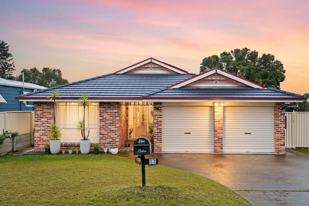 Paxton 4房  Lovely Family Home with Multiple Living Spaces & Handy Extras