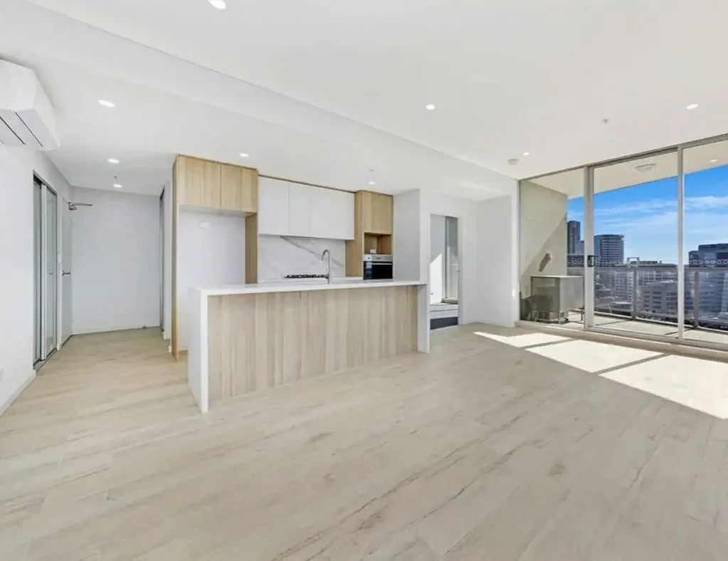 Modern Sun-Drenched One Bedroom With City Views - 550M To Train Station