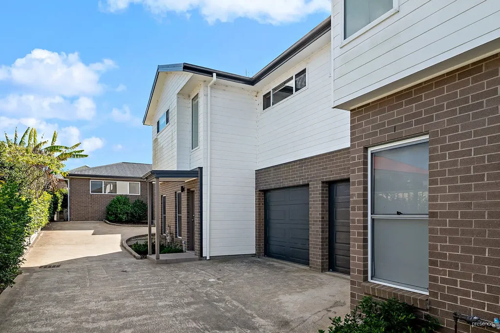 STYLISH TWO-STOREY TOWNHOUSE WITH AIR CONDITIONING & PRIVATE OUTDOOR LIVING