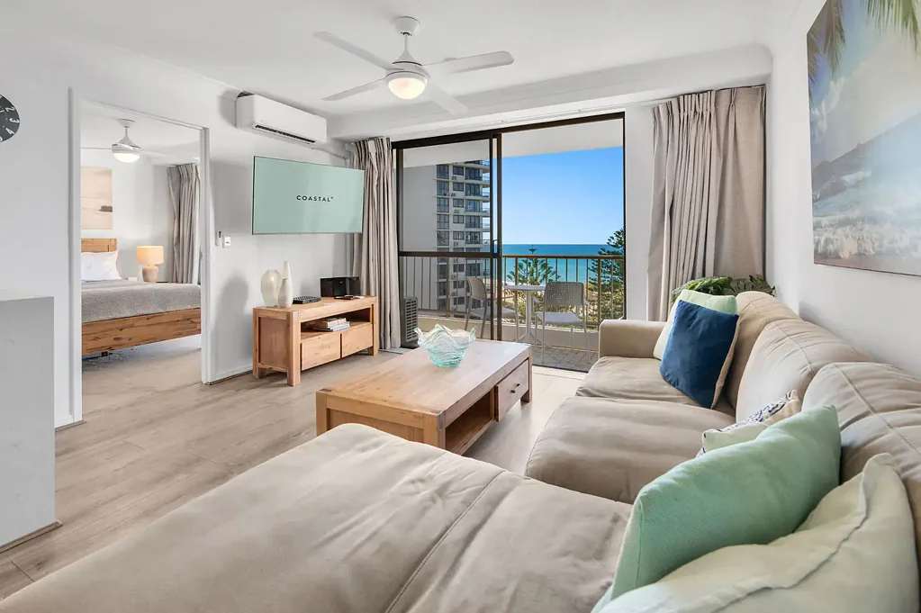 Broadbeach 1房  NORTH-EAST FACING, RENOVATED BEACHFRONT APARTMENT WITH OCEAN VIEWS