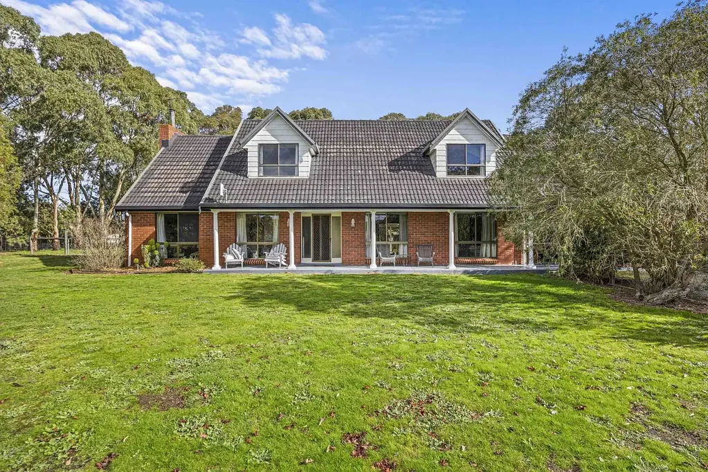 Magpie 4Moenga Country Lifestyle with Space and Versatility on Ballarat Fringe.