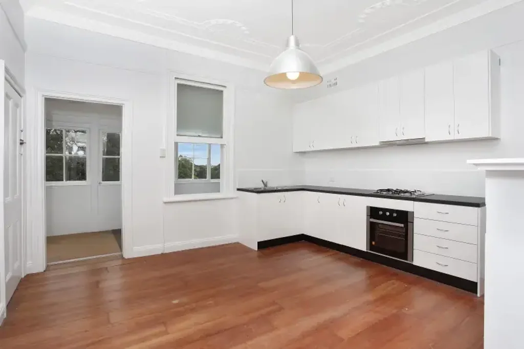 Large One Bedroom Apartment + Sunroom In The Heart Of Bronte!