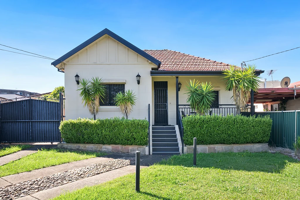19 Greenacre Road, Greenacre, NSW 2190