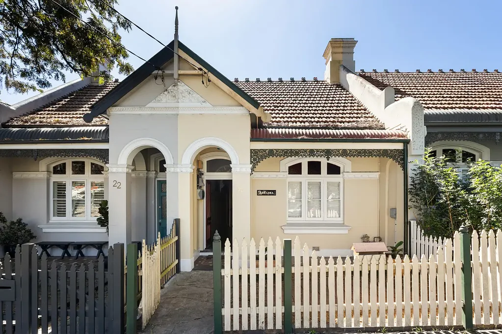 Lewisham 2 Slaapkamer Renovation Opportunity in Great Location
