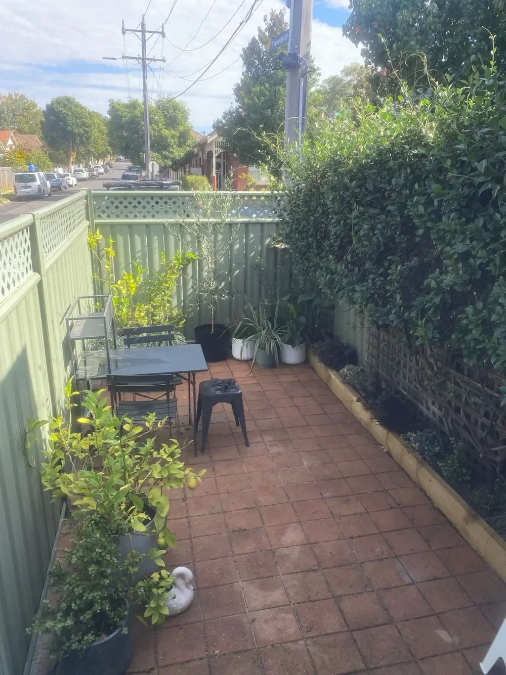 RENOVATED ONE BEDROOM WITH PRIVATE COURTYARD