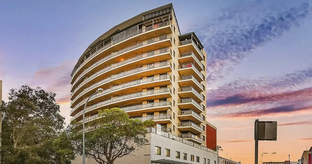 Bankstown 2Kwarto Oversized Top Floor Apartment with Private Enclosed Rooftop Terrace in the Heart of Bankstown