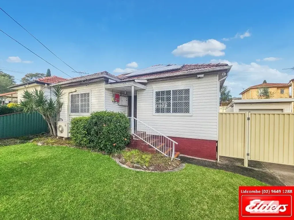 LOVELY 3 BEDROOMS HOUSE, KID FRIENDLY BACKYARD, TIMBER FLOORING THROUGHOUT