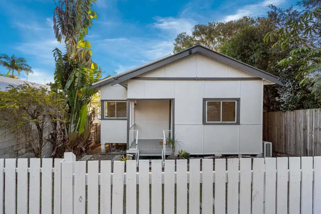 Charming Fully Renovated 2-Bedroom Cottage – Prime Redcliffe Location!