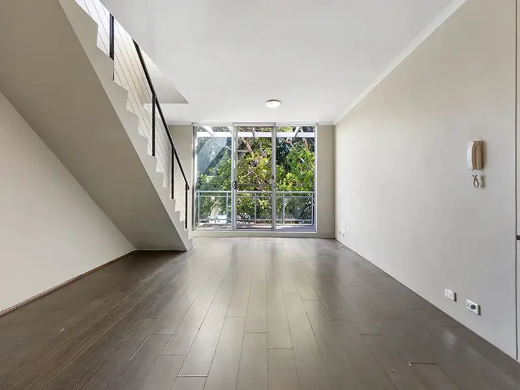 MODERN LIVING OUTLOOK!!  VERY SPACIOUS