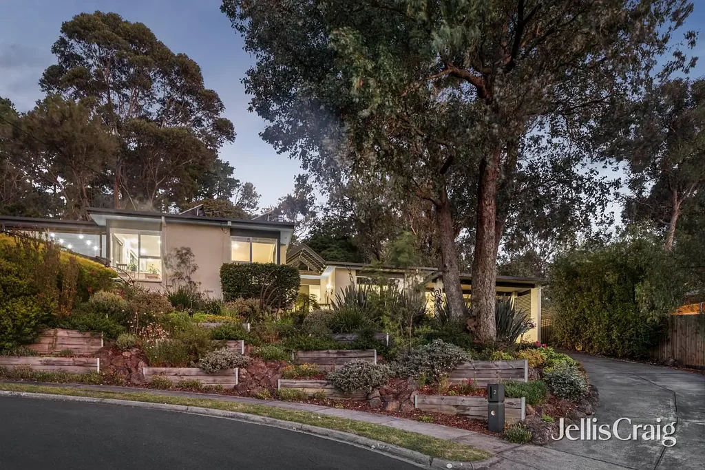 Eltham 4房 宽敞角落地块 私密高地势 午后阳光充沛 横跨Eltham视野 精心打理花园 双车位车库 前客厅壁炉定制橱柜 现代厨房石英台面 时尚用餐区 后客厅户外区域 多功能后院草地庭院 主套房步入式更衣室 奢华套内浴室 中央供暖分区制冷 中央真空吸尘器 太阳能系统 步行Eltham中心 东Eltham&高中学区 Elevated Corner Allotment in a Quiet, Coveted Court