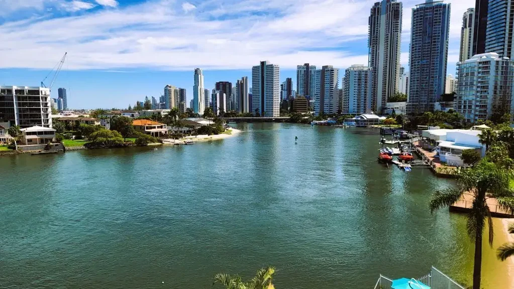 WATER FRONT CANNEL APARTMENT, NOW RENTING IN THE HEART OF SURFERS PARADISE!