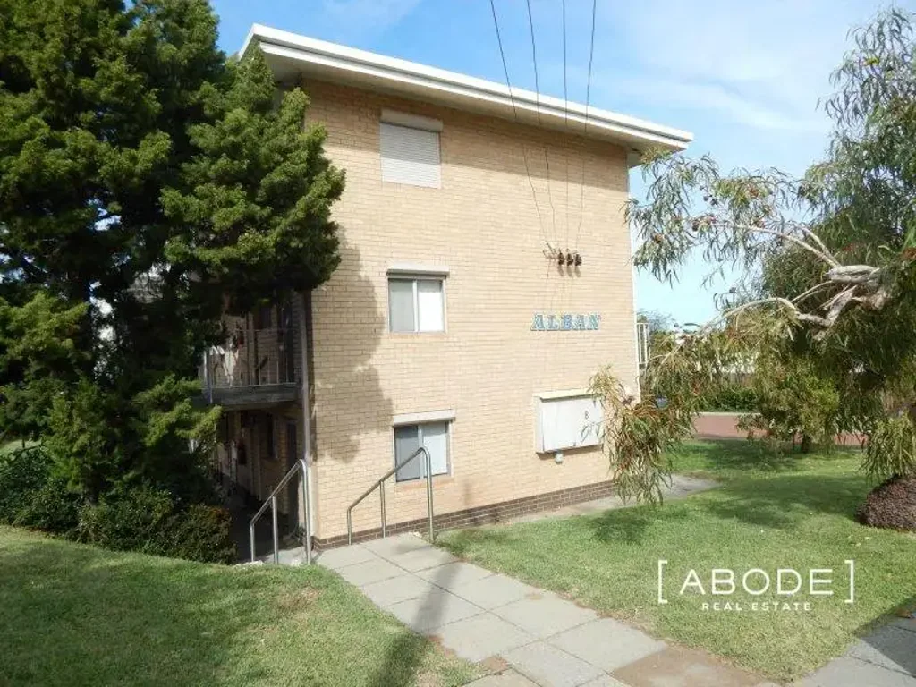 Great secure unit in a neat and tidy complex
