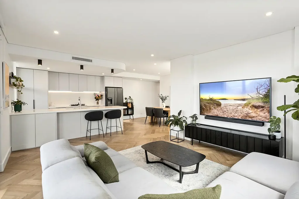 Wollongong 3Moenga Luxury retreat with double garage and ocean views