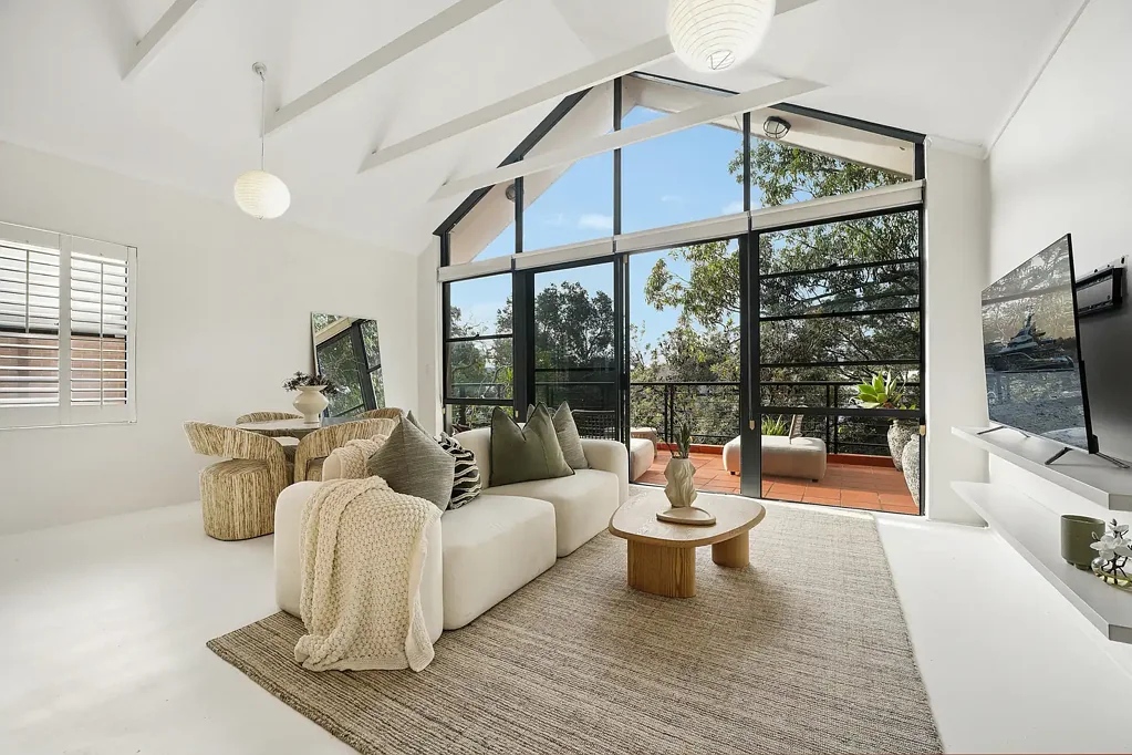 Bondi Beach 2房 步行即达海滩 双车位锁车库 全新室内设计 阳光绿意景观 开放式生活区 优质电器配备 宽敞卧室浴室 Top Floor Boutique Apartment Bathed In Northern Light