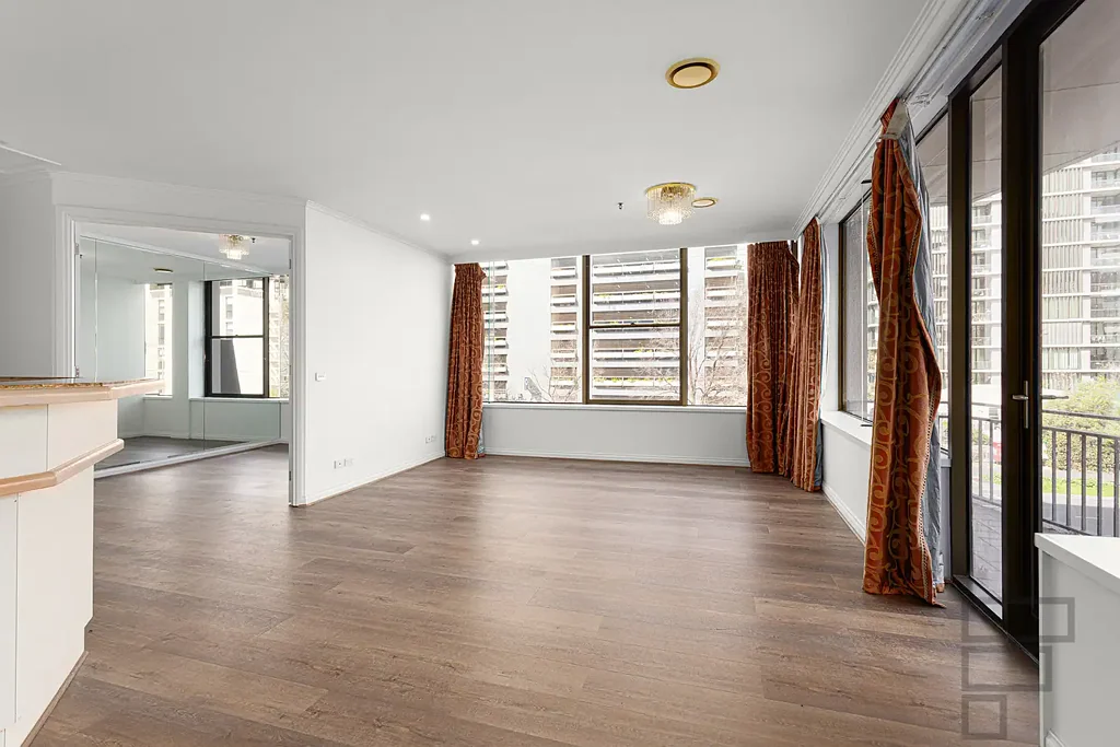 LARGE 3 BEDROOM WITH THE LAKE ON YOUR DOORSTEP| FLARE REAL ESTATE