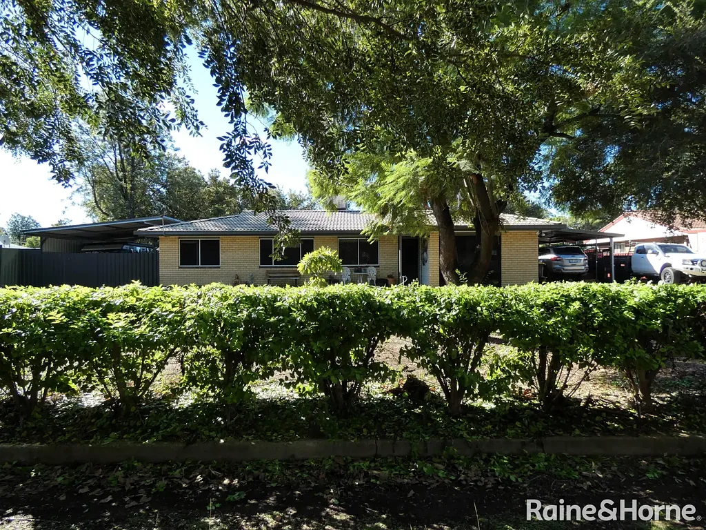 Moree 4 Bedroom Bricks 'N' Mortar - Greenbah