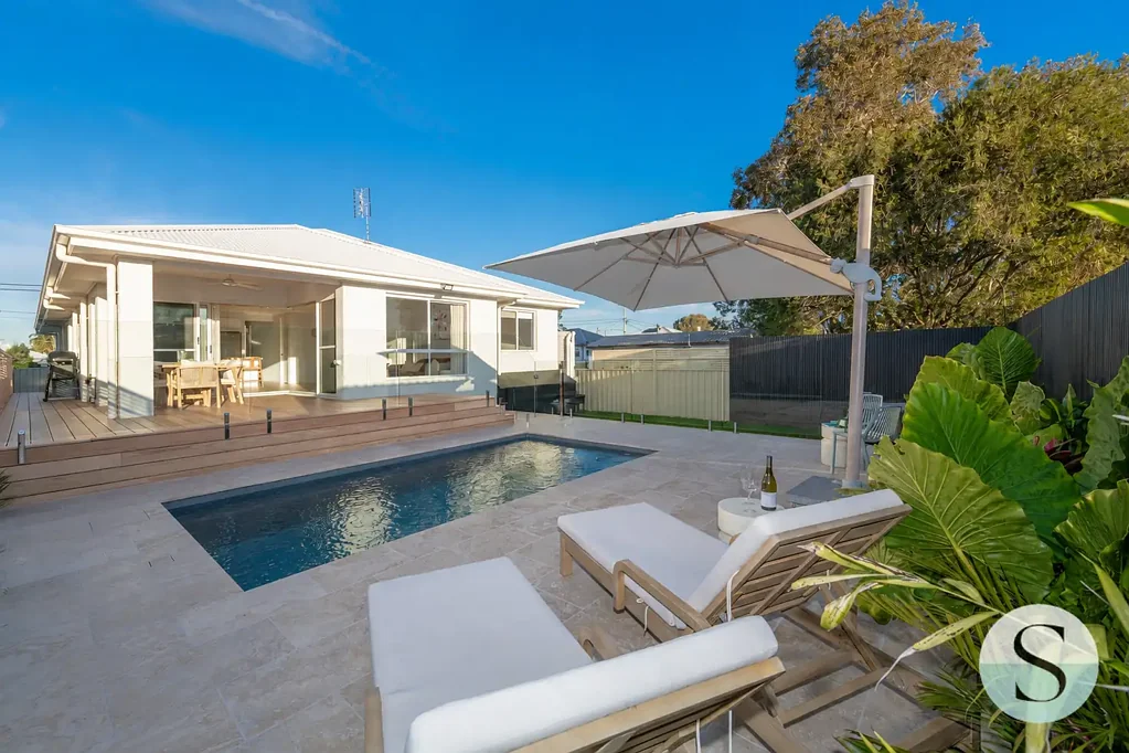 Swansea 4 Slaapkamer Lifestyle Focused Lake House, There’s Nothing Better Than All New & A Sense Of True Luxe, With The Best of One Level Living & Premium Upgrades