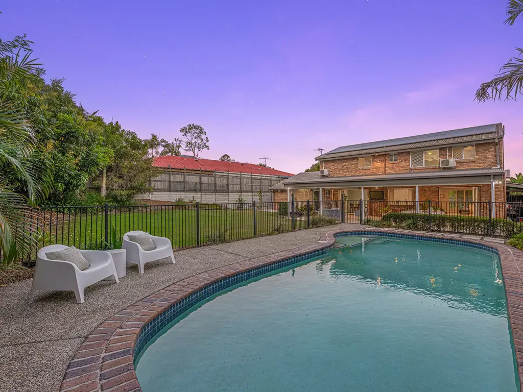 Mount Ommaney 5Kwarto Spacious Family Retreat with Modern Renovations and Poolside Entertaining