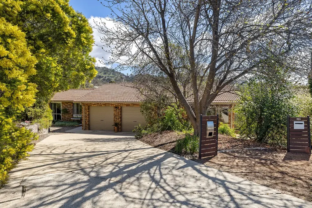 Theodore 6બેડરૂમ Two Street-Fronting Homes | One Title | 1,212m² in Theodore