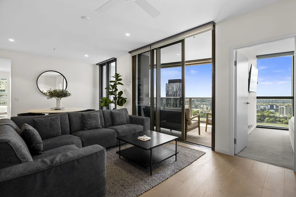 Brisbane City 3房 壮丽河景城市天际线 开放式设计师厨房 豪华主卧带套内浴室 超大阳台娱乐放松 Resort式设施齐全 步行优质餐饮购物 SKY-HIGH LUXURY WITH ICONIC BRISBANE VIEWS