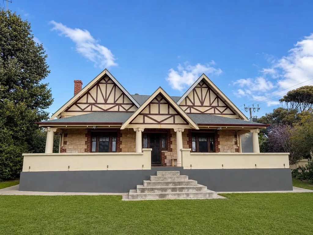 Port Lincoln 3ห้องนอน Timeless Tudor Elegance on a Rare 2,096m² Corner Allotment