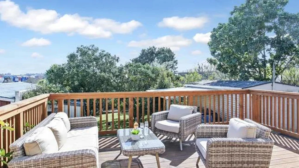 beautiful renovated 2 Bedrooms on a full section