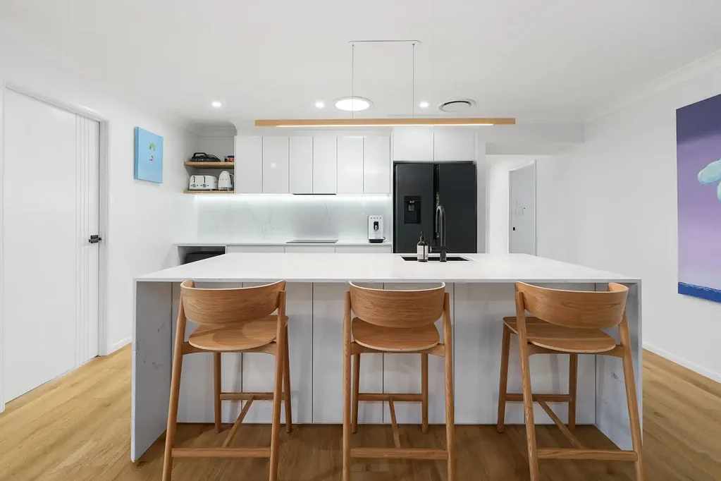 Fern Bay 4房  Put simply, freshly updated for relaxed seaside living
