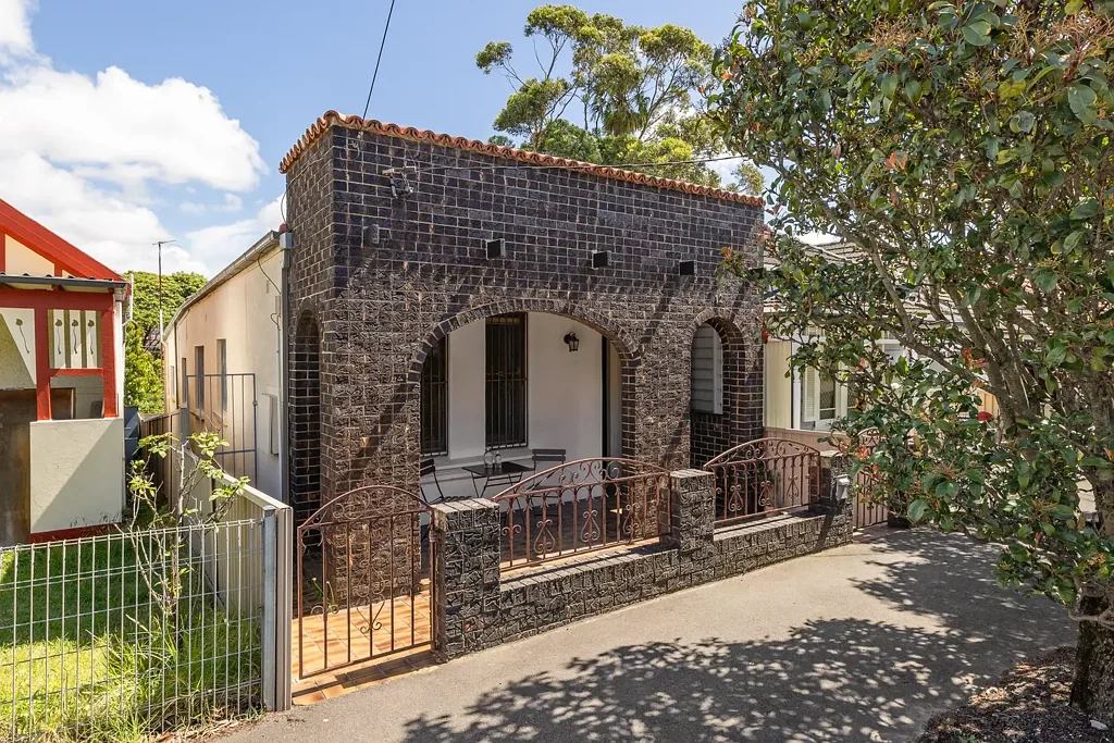 Marrickville 3Kwarto Freestanding home on 234sqm / loads of potential