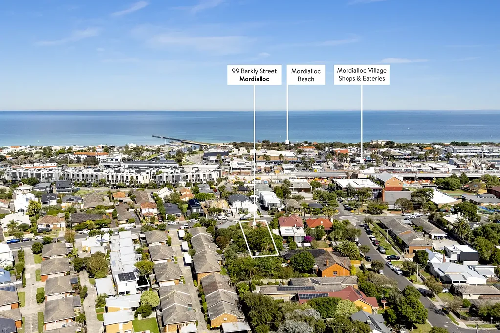 Mordialloc 3房 宏伟地块867㎡ 21.4米临街面 Art Deco风格 宽敞卧室 优雅木制厨房 硬木地板 高挑天花板 壮观凸窗 花园绿洲 六车位停车 步行Mordialloc Village Generational Grand Family Residence on 867m2
