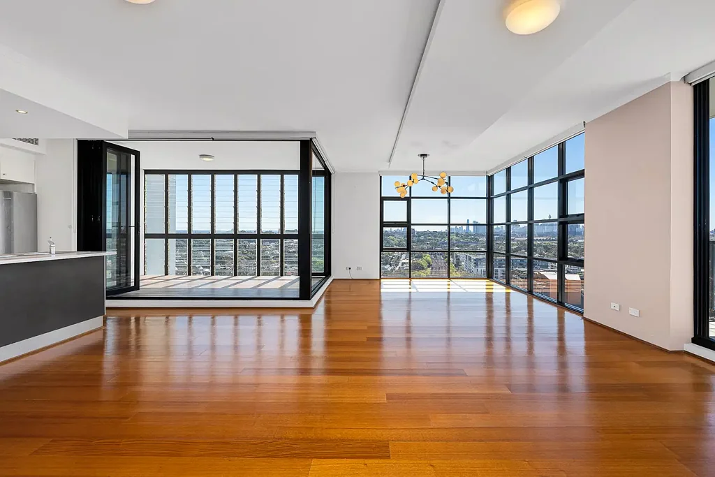 Light-Filled Sub-Penthouse with Spectacular Views